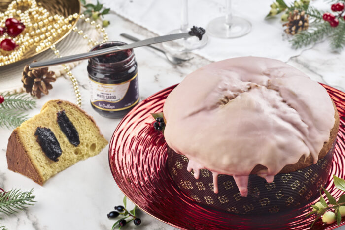 Panettone ricoperto di cioccolato rosa con vasetto di confettura di mirto 960 g - cartone da 6pz - immagine 2